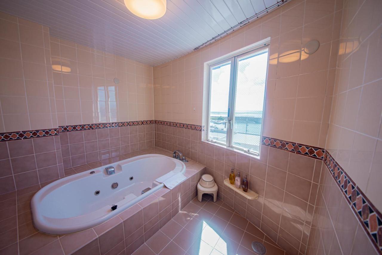 Ginowan Crystal Hotell Exteriör bild